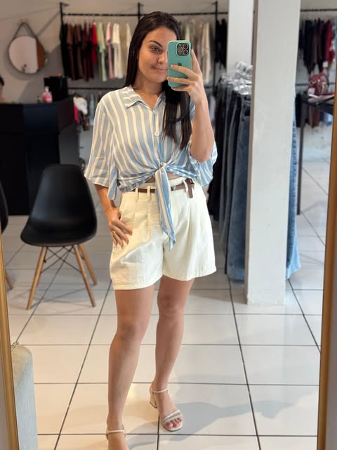 Look da Maria’s com camisa listrada e shorts claros, fotografado na loja